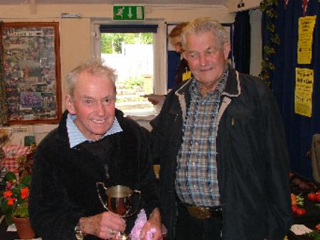 Malcolm present trophy to Sid Smith